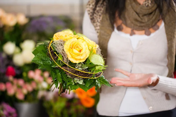 Fiorista femminile nel negozio di fiori — Foto Stock