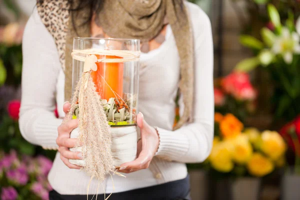 Fiorista femminile nel negozio di fiori — Foto Stock