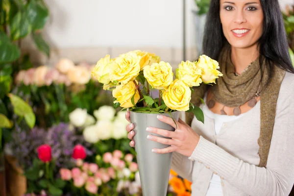 Florista feminina em loja de flores — Fotografia de Stock