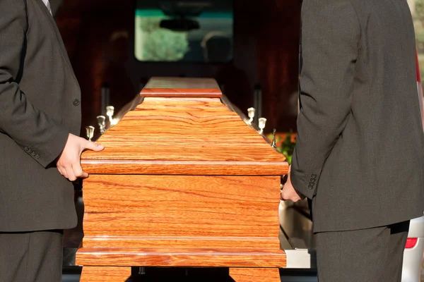 Funeral with casket carried by coffin bearer — Stock Photo, Image