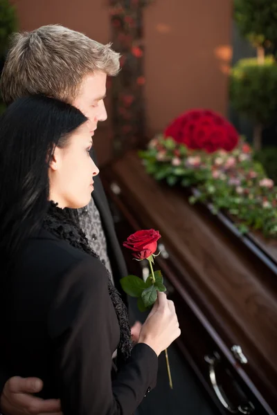 Casal de luto no Funeral com caixão — Fotografia de Stock