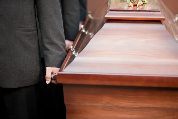 Coffin bearer carrying casket at funeral — Stock Photo, Image