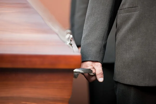 Coffin bearer carrying casket at funeral — Stock Photo, Image