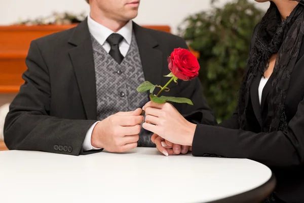 Funerario con cliente que reconforta y aconseja —  Fotos de Stock