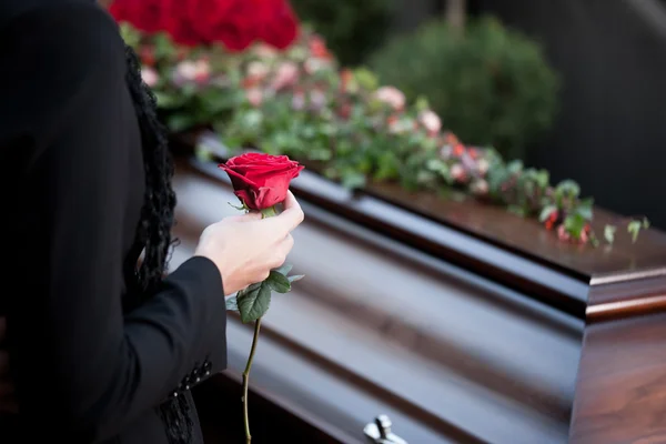 Mulher no Funeral com caixão — Fotografia de Stock