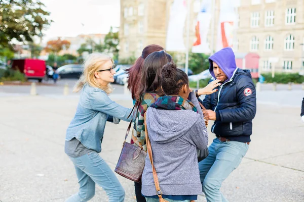 Grupo de chicas siendo amenazadas con un arma por un ladrón — Foto de Stock