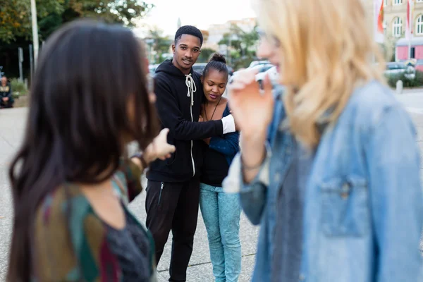 Racismo - casal negro sendo intimidado — Fotografia de Stock