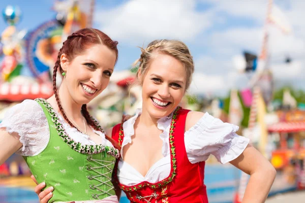Женщины в традиционной баварской одежде на фестивале — стоковое фото