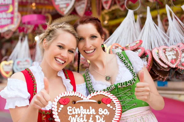 Vrouwen in traditionele Beierse kleren op festival — Stockfoto