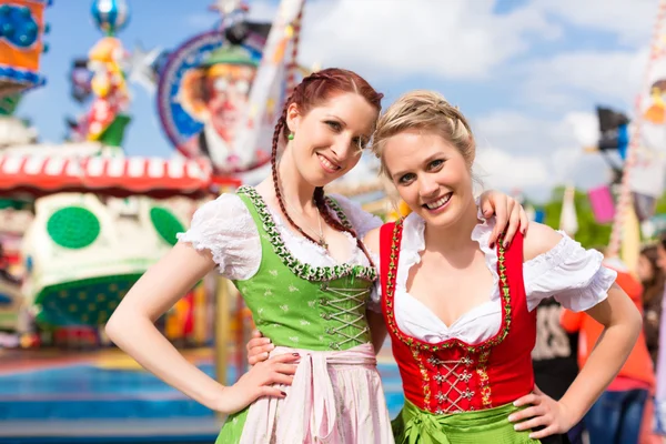 Kobiety w tradycyjne bawarskie stroje na festiwalu — Zdjęcie stockowe