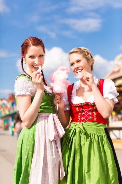 Frauen in bayerischer Tracht beim Fest — Stockfoto