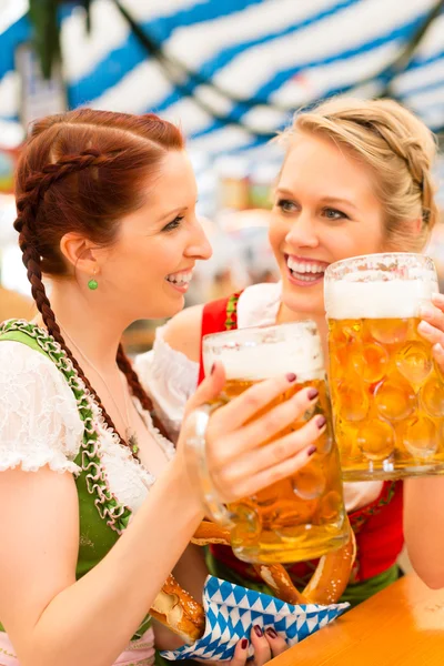 Mulheres com dirndl bávaro tradicional na barraca de cerveja — Fotografia de Stock