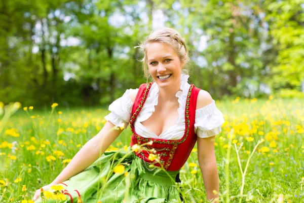 Mujer con ropa tradicional bávara en un prado — Foto de Stock