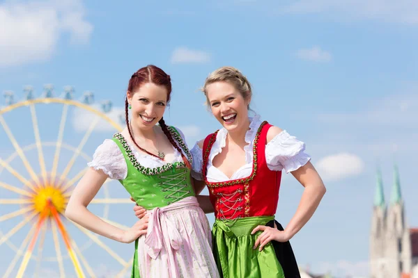 Vrouwen in traditionele Beierse kleren op festival — Stockfoto