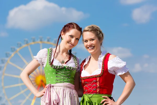 Kvinnor i traditionella bayerska kläder på festival — Stockfoto