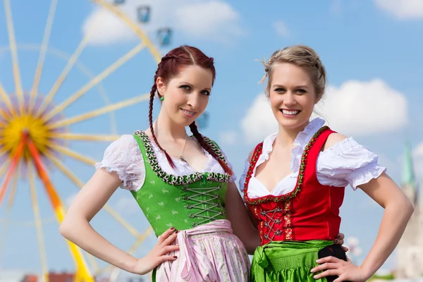 Vrouwen in traditionele Beierse kleren op festival — Stockfoto