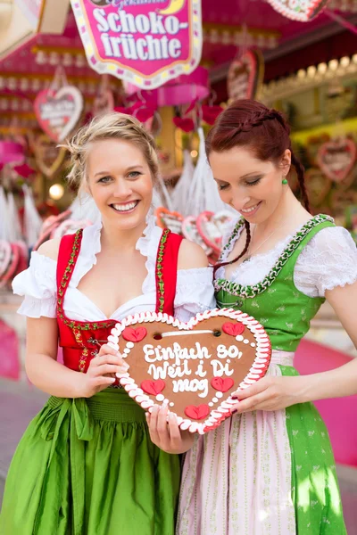 Mulheres em roupas tradicionais da Baviera no festival — Fotografia de Stock