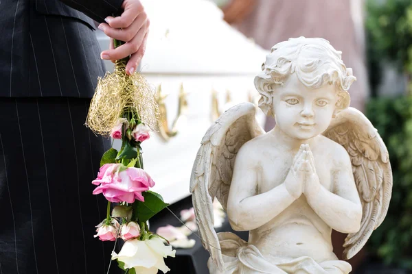 Persone in lutto al funerale con bara — Foto Stock