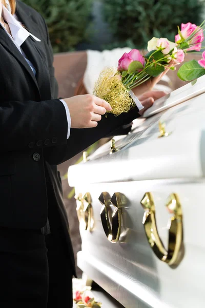 Sörjande människor på begravningen med kista — Stockfoto