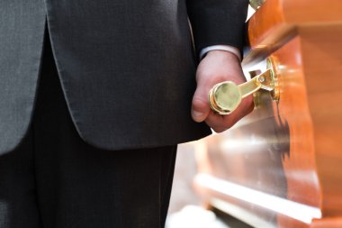 cenaze töreninde tabut taşıyan tabut taşıyıcısı
