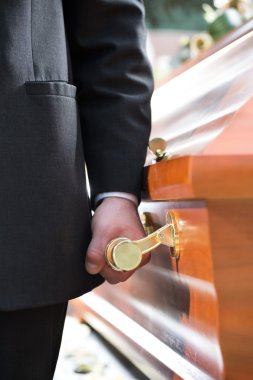 cenaze töreninde tabut taşıyan tabut taşıyıcısı