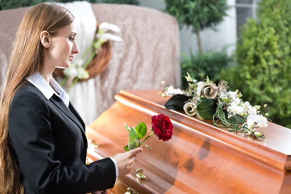 Mulher de luto no funeral com caixão — Fotografia de Stock