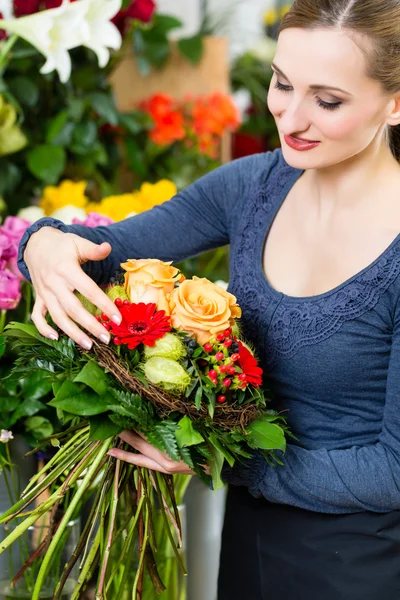 Floristería femenina en floristería — Foto de Stock