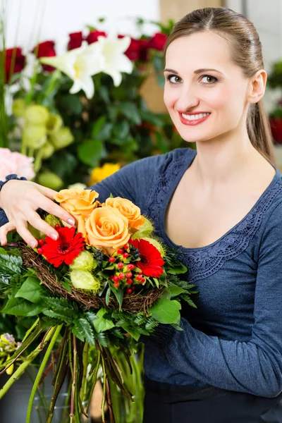 Vrouwelijke bloemist in bloemenwinkel — Stockfoto