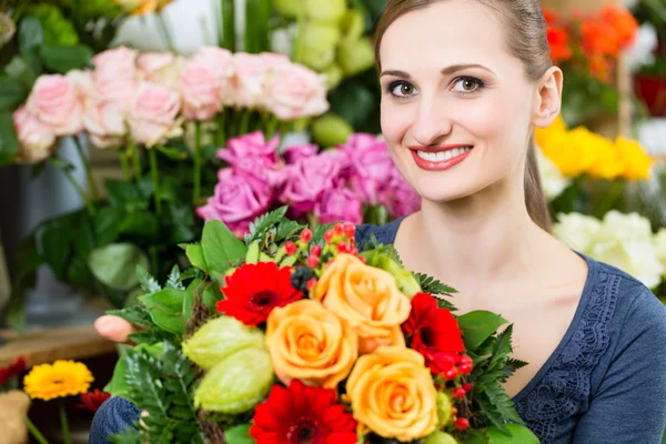 Florista feminina em loja de flores — Fotografia de Stock