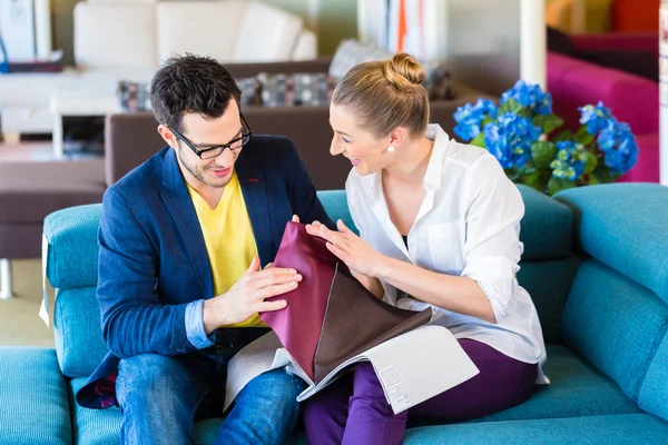 Couple picking couch seat cover in furniture store — Stock Photo, Image