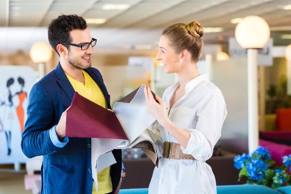 Paar pflückt Couch-Sitzbezug im Möbelhaus — Stockfoto