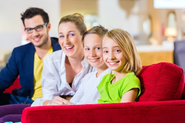 Familjen köper soffan i möbelaffären — Stockfoto