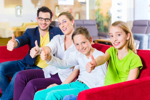 Family buying couch in furniture store — Stock Photo, Image