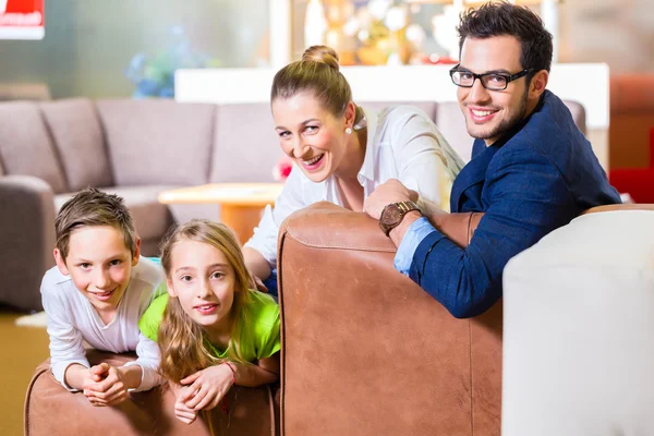 Family buying couch in furniture store — Stock Photo, Image