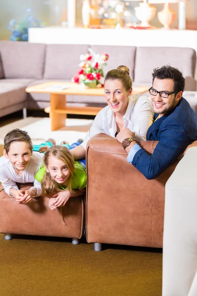 Familie kopen bank in meubels te slaan — Stockfoto