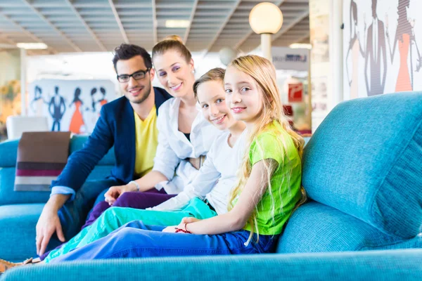 Familie som kjøper sofa i møbelbutikken – stockfoto