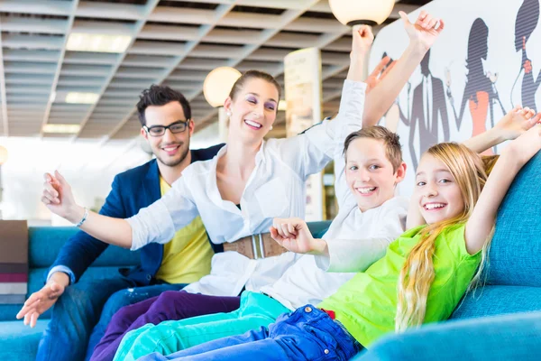 Family buying couch in furniture store — Stock Photo, Image