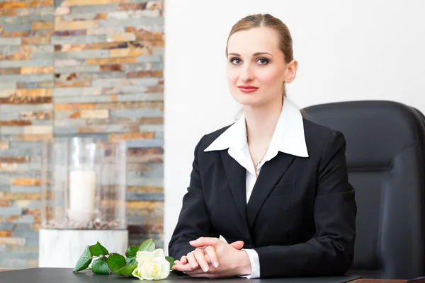 Leichenbeschauer in ihrem Geschäft — Stockfoto