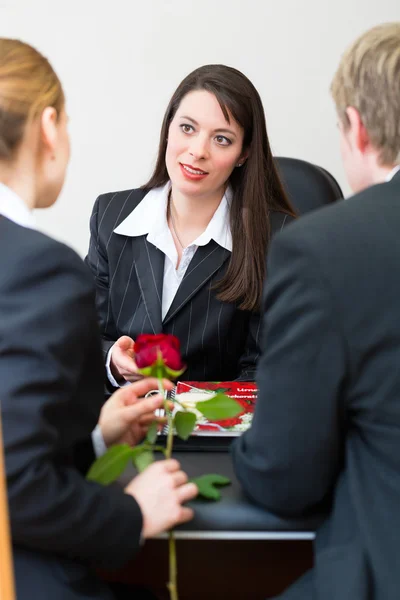 Mortician with client comforting and advising — Stock Photo, Image