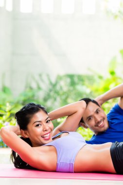fitness çift sit-up tropikal ev yapıyor