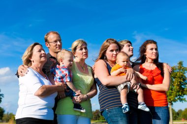 Aile ve çok nesil-eğlenceli yaz çayır üzerinde