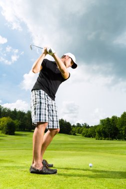 Genç golf oyuncu sahasında golf salıncak yapmak