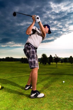Genç golf oyuncu sahasında golf salıncak yapmak