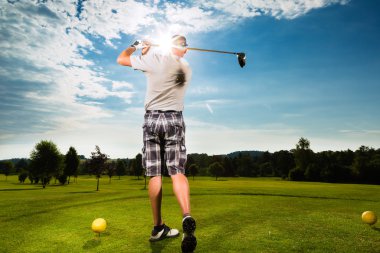 Genç golf oyuncu sahasında golf salıncak yapmak