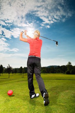 Genç golf oyuncu sahasında golf salıncak yapmak