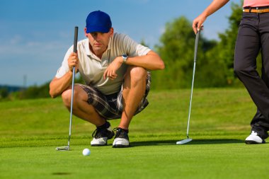 Bir Kursunda Golf oynayan genç sportif Çift