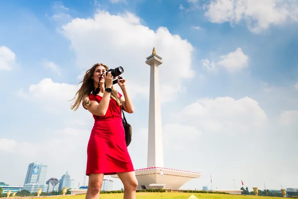 Turista com câmera de turismo no Monumen Nasional — Fotografia de Stock