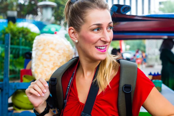 Tourist in Indonesia at street food market — Stock Photo, Image