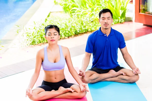 Aziatische yoga paar in het bemiddelen van lotus-stoel — Stockfoto