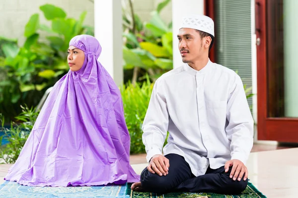 Pasangan Muslim Asia berdoa di rumah — Stok Foto